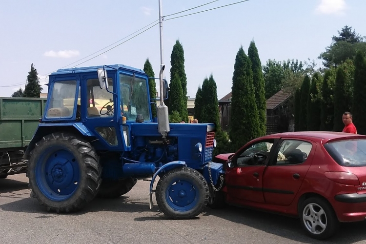 Traktor ütközött autóval Jánossomorján