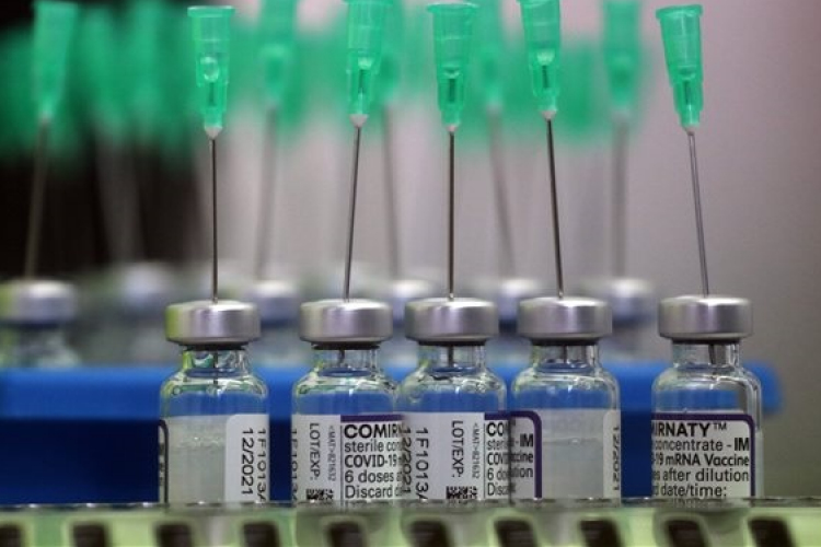 Elérhető lesz az omikron variáns ellen kifejlesztett vakcina az Egyesült Államokban