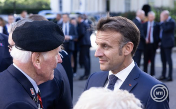 A British Museumba, a bayeux-i kárpit jövőbeni ideiglenes kiállítási helyére látogatott a brit kormányfő és a francia elnök