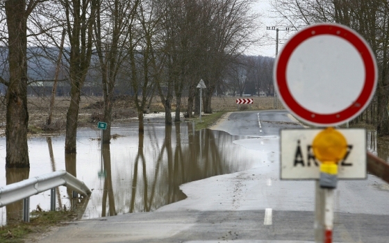 Árvíz - A Rábán már több kilométernyi szakaszon van készültség