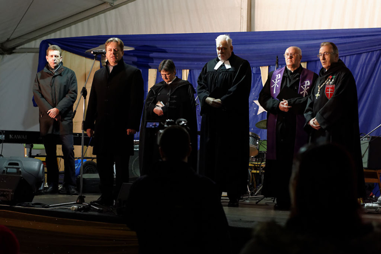 Szent György Lovagrend - száz méteres szentkalács osztása, adventi gyertya gyújtás (Fotó: Horváth Attila)