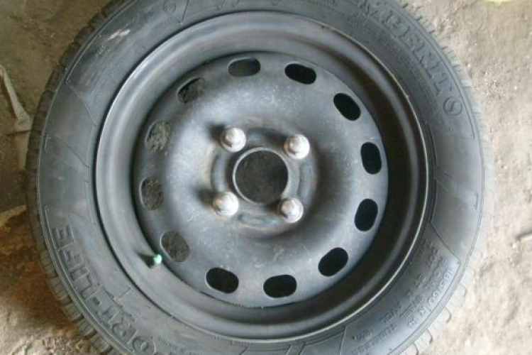 Autókerekekkel ballagott a falusi éjszakában