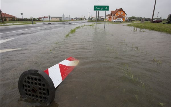 Vihar - Folyamatosan dolgoznak a szivattyúk Barcson