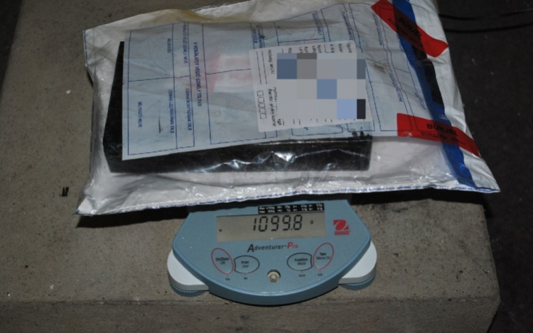 Több mint 1000 gramm kokaint akartak Magyarországra hozni