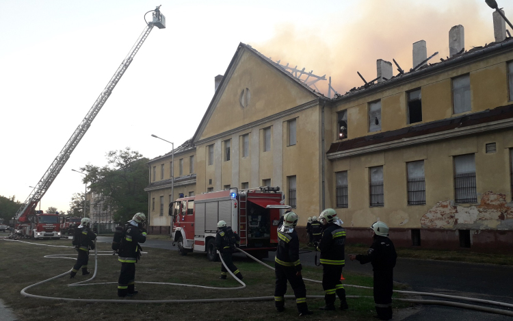 Teljesen leégett a régi laktanya tetőzete