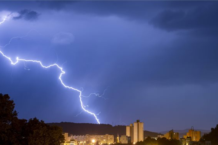 Hétfőn tetőzik a kánikula, este viharos széllel érkezik a hidegfront