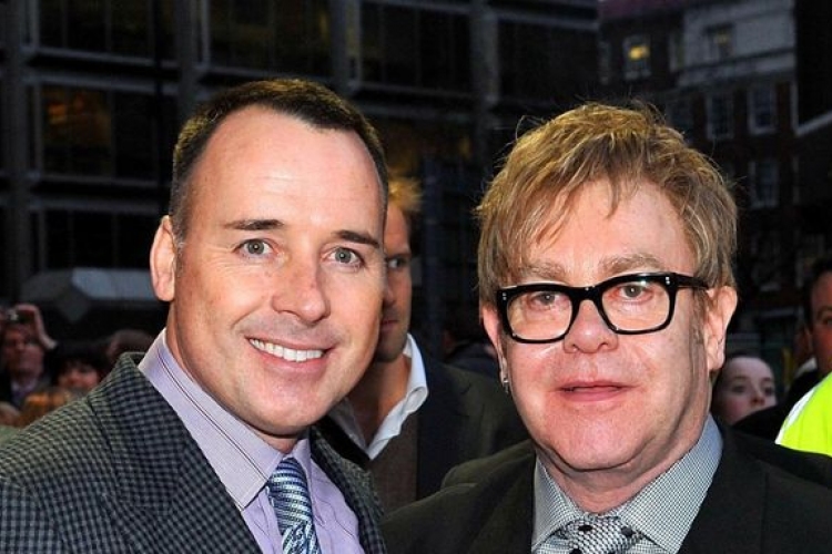 Elton John is összeházasodik élettársával