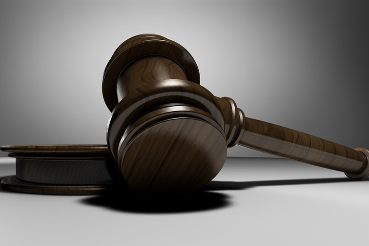 Fegyházbüntetést kér az ügyészség a nevelt gyermekét szexuálisan bántalmazó férfira 