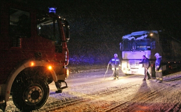 Hetven esethez riasztották a hó miatt a tűzoltókat