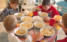 Több százezer gyermek ehet ingyen ősztől