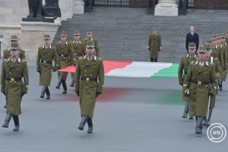 Aradi vértanúk - Felvonták, majd félárbócra engedték a nemzeti lobogót az Országház előtt