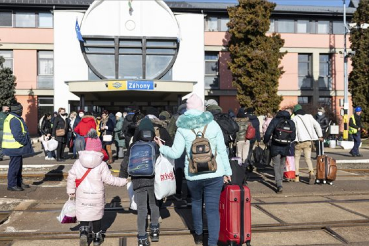 Akár 900 ezer ukrajnai menekültre számít a kormány