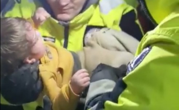 Videón, ahogy a magyar mentőcsapat tagjai kiemelnek egy másfél éves gyermeket a romok alól