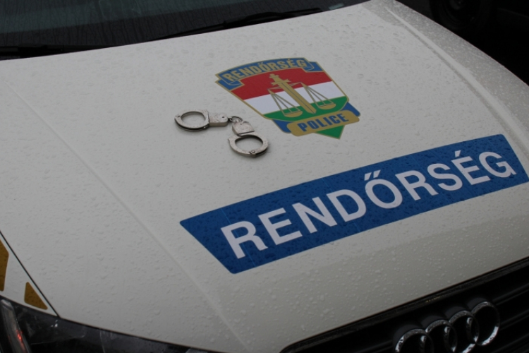 Addig provokálta a járókelőket, míg rendőrt hívtak