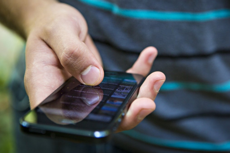 Megtiltja az NMHH az sms-üzenettel történő egyenlegfeltöltés jelenlegi formáját