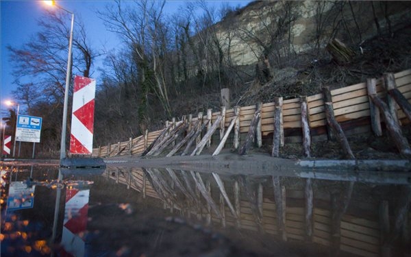 Megindult a fonyódi löszfal, lezárás a 7-es úton