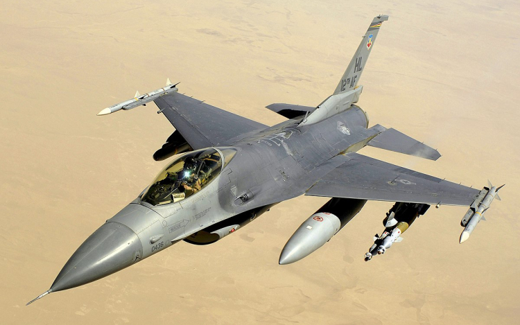 Ukrán elnök: megérkeztek az első F-16-osok