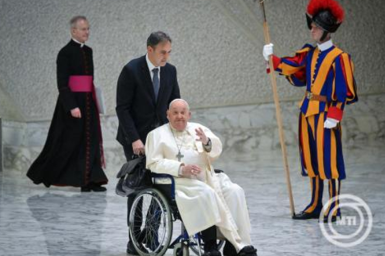 Ferenc pápának szigorú pihenést írtak elő, nem tartja meg vasárnapi beszédét