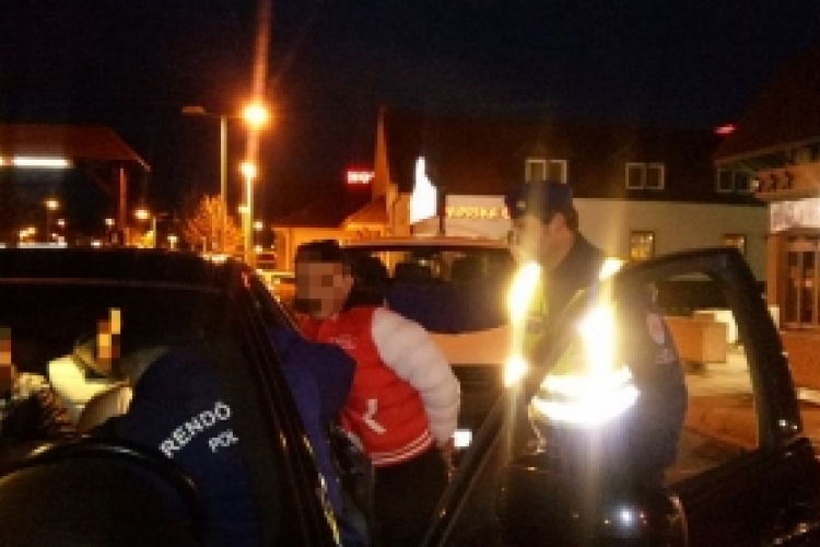 Embercsempészek őrizetben