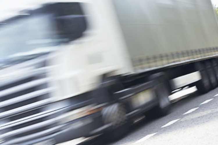 Menetiránnyal szemben közlekedett egy magyar kamionos a Milánó-Genova autósztrádán
