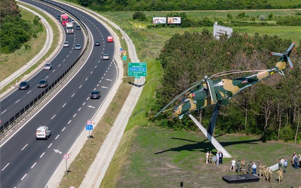Helikopter-emlékművet avattak Veszprém mellett