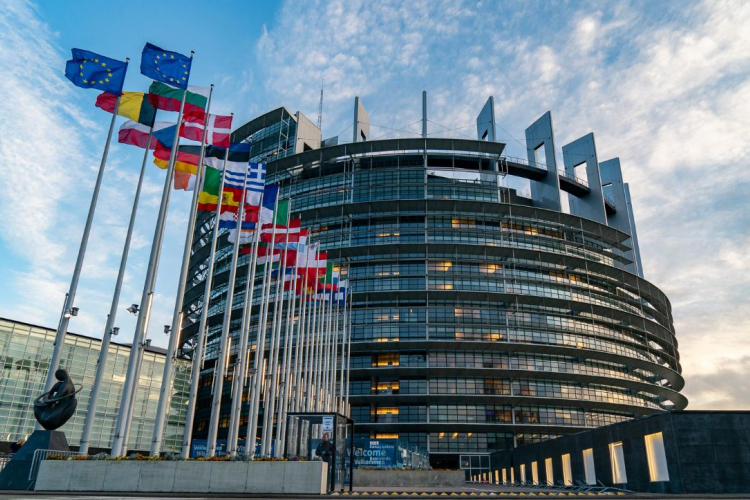 Az EP korrupciós botránya legalább hatvan embert érint, többségük szocialista vagy néppárti politikus