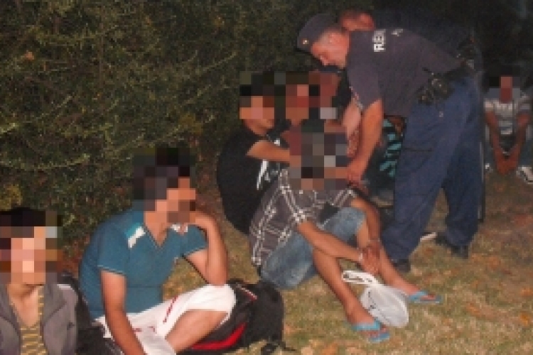 Tizenegy migráns rendőrkézen