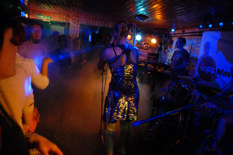 Anna And The Barbies -A Faházban