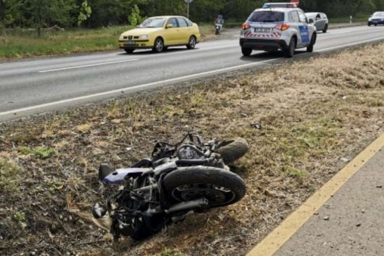 Pénzt követelt a mentősöktől a balesetet szenvedett motoros, amiért levágták róla a ruháját