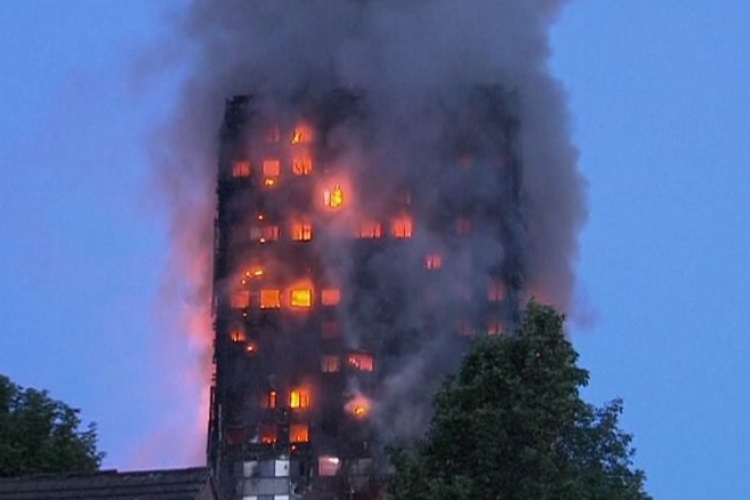 Teljesen kiégett egy toronyház Londonban