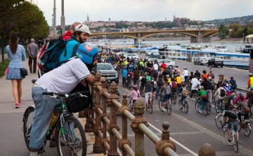 Kerékpáros felvonulás miatt jelentős dugók várhatóak Budapesten szombaton